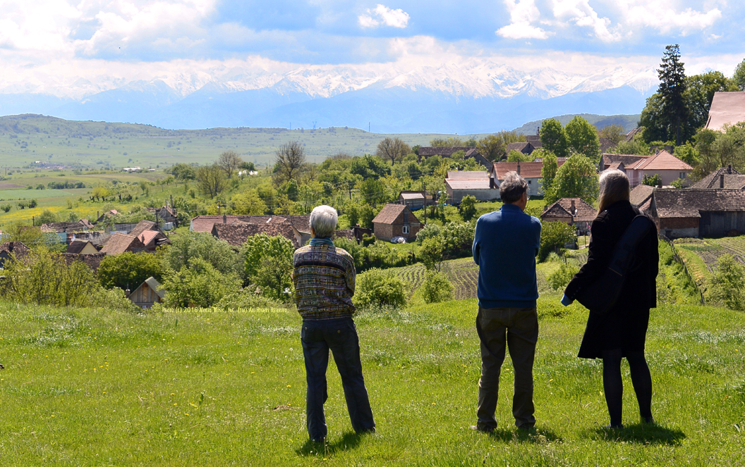 Image of Heleen, Mathias, and Jutta looking at the valley behind the Scoala Waldorf Hans Spalinger in Roşia, Romania